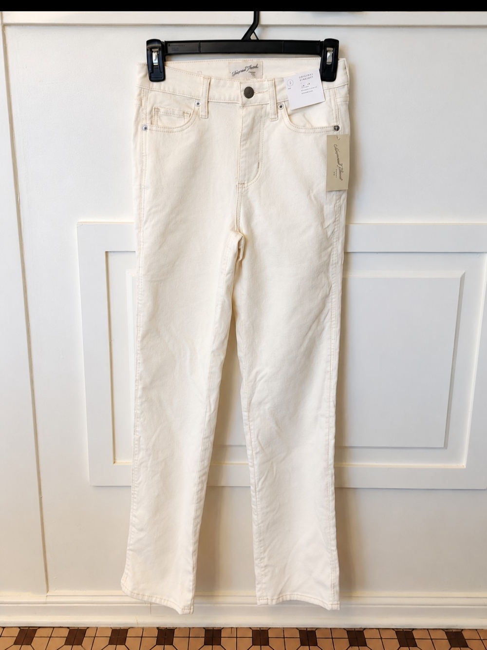 Universal Thread Women’s White Straight Leg Jeans Size 2R NWT